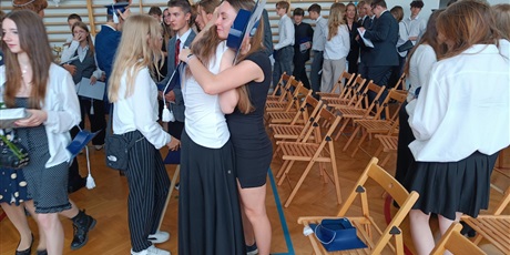Powiększ grafikę: zakonczenie-roku-szkolnego-klas-osmych-630951.jpg