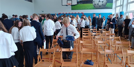 Powiększ grafikę: zakonczenie-roku-szkolnego-klas-osmych-630952.jpg