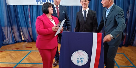Powiększ grafikę: zakonczenie-roku-szkolnego-klas-osmych-630958.jpg