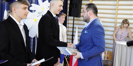 Powiększ grafikę: zakonczenie-roku-szkolnego-klas-osmych-706026.jpg