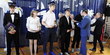 Powiększ grafikę: zakonczenie-roku-szkolnego-klas-osmych-706027.jpg