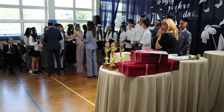 Powiększ grafikę: zakonczenie-roku-szkolnego-klas-osmych-706041.jpg