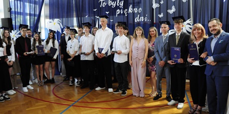 Powiększ grafikę: zakonczenie-roku-szkolnego-klas-osmych-706046.jpg