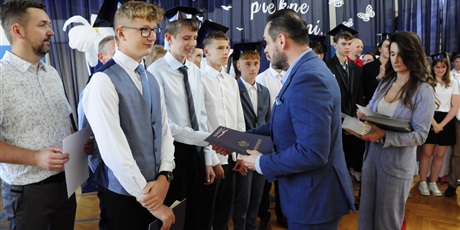 Powiększ grafikę: zakonczenie-roku-szkolnego-klas-osmych-706051.jpg