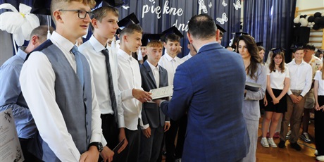Powiększ grafikę: zakonczenie-roku-szkolnego-klas-osmych-706052.jpg