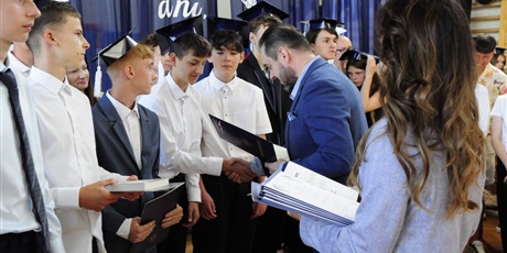 Powiększ grafikę: zakonczenie-roku-szkolnego-klas-osmych-706054.jpg