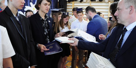 Powiększ grafikę: zakonczenie-roku-szkolnego-klas-osmych-706057.jpg