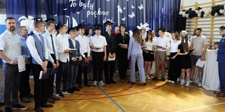 Powiększ grafikę: zakonczenie-roku-szkolnego-klas-osmych-706060.jpg