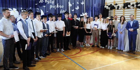Powiększ grafikę: zakonczenie-roku-szkolnego-klas-osmych-706061.jpg