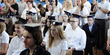 Powiększ grafikę: zakonczenie-roku-szkolnego-klas-osmych-706085.jpg