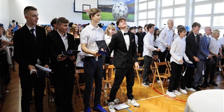 Powiększ grafikę: zakonczenie-roku-szkolnego-klas-osmych-706101.jpg
