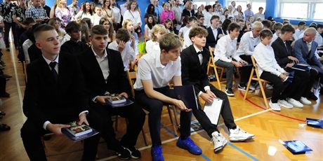 Powiększ grafikę: zakonczenie-roku-szkolnego-klas-osmych-706108.jpg